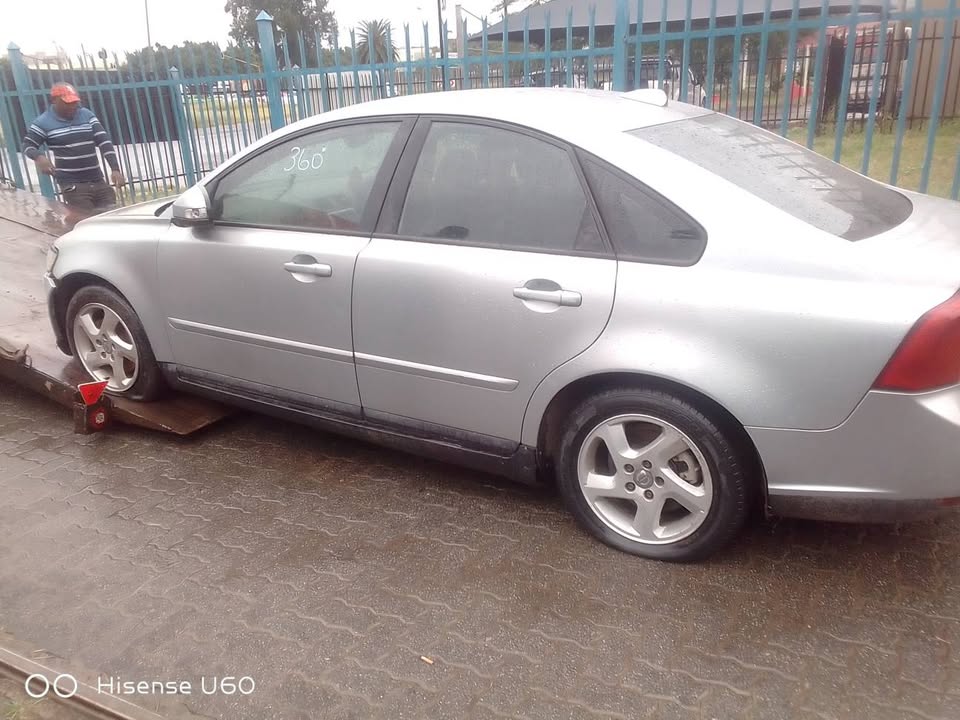 S40 2.0 2010 stripping for spares - Private Seller