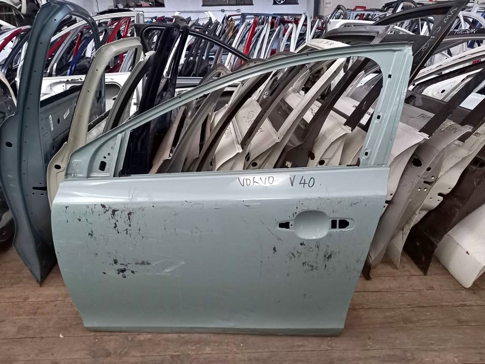 VOLVO V 40 FRONT DOOR LEFT SIDE - Private Seller VOLVO V 40 FRONT DOOR LEFT SIDE - Private Seller