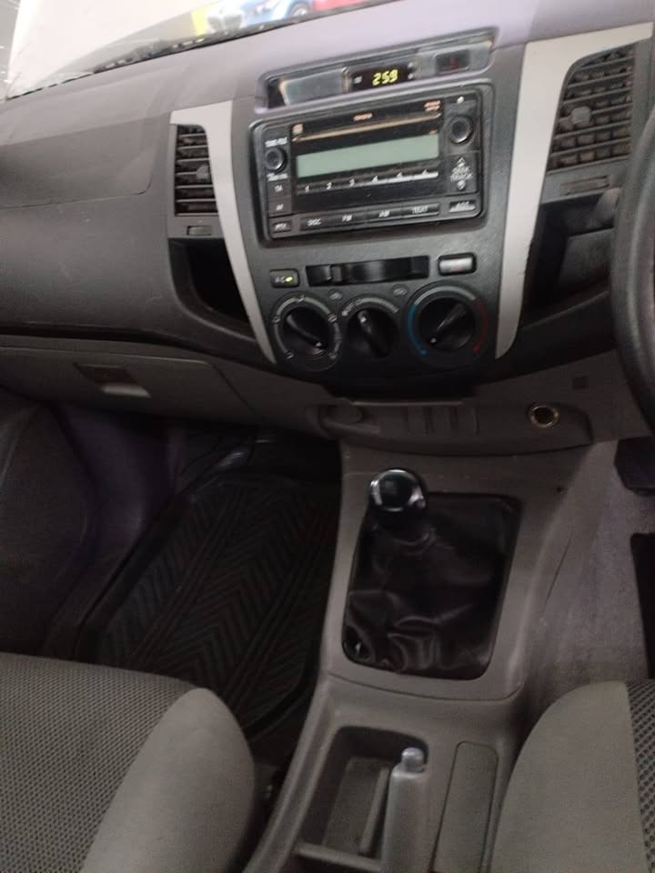 2011 TOYOTA HILUX 2.5 D4D 4X4 HI-RIDER SINGLE CAB MANUAL