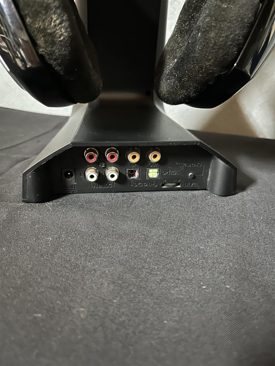 Sennheiser RS220 Digital wireless Headphones with uncompressed stereo sound.