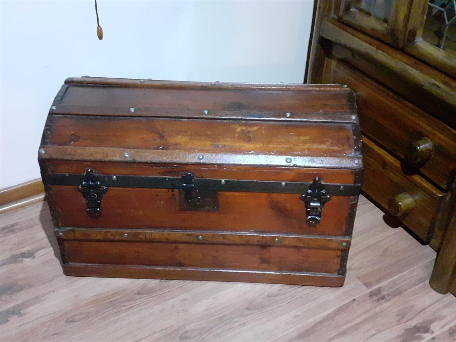 Vintage wagon chest, good condition