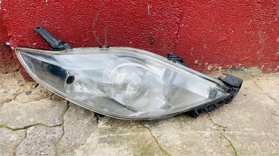 Mazda 5 headlight 2006 - Private Seller Mazda 5 headlight 2006 - Private Seller