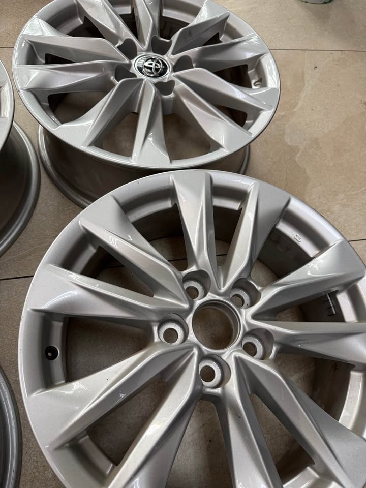 Toyota Corolla cross 17 inch rim - Private Seller Toyota Corolla cross 17 inch rim - Private Seller