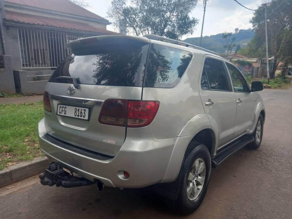 2008 Toyota Fortuner 3.0 D4D Diesel, Manual, Silver, 99000kms. Leather seats