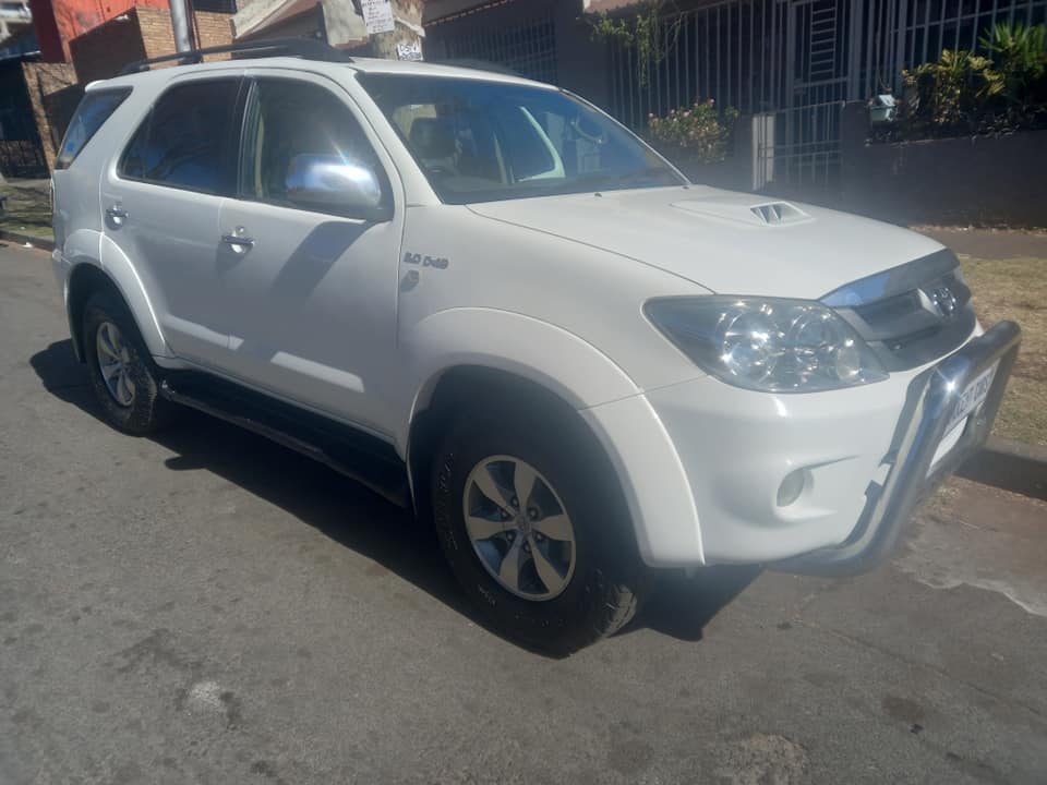 2009 TOYOTA FORTUNER 3.0 D4D DIESEL, MANUAL 4X4, WHITE COLOR, MILEAGE 90000KM