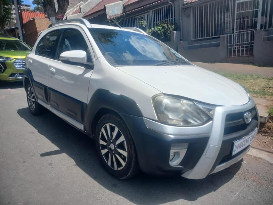 2015 TOYOTA ETIOS CROSS 1.5 PETROL, MANUAL, WHITE COLOR, MILEAGE 85000KMS