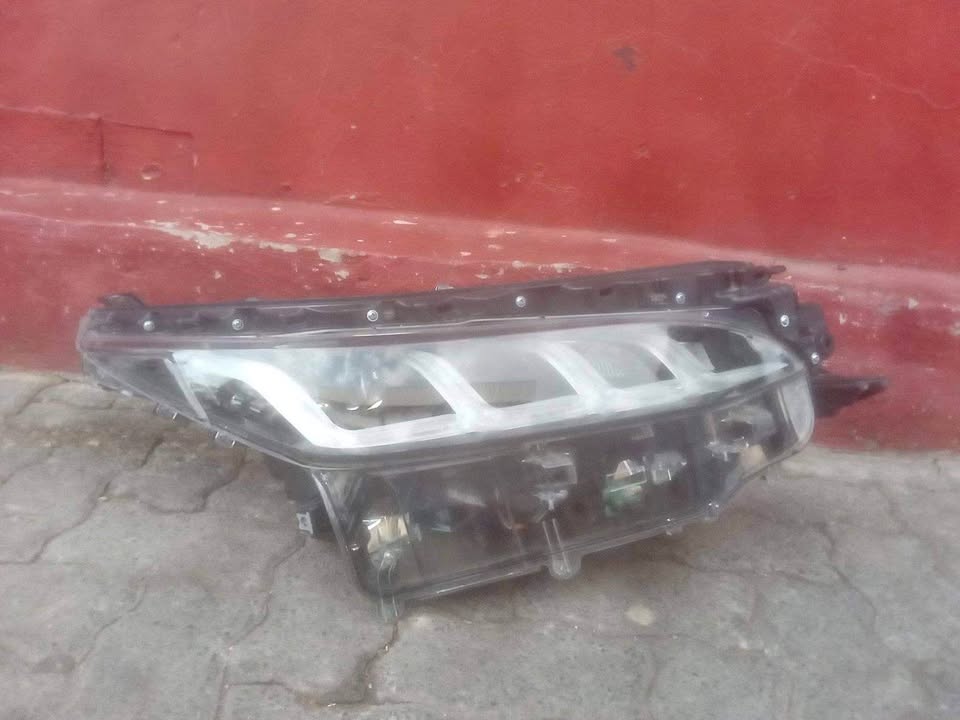 Toyota fortuner headlight xenon both sides - Private Seller Toyota fortuner headlight xenon both sides - Private Seller