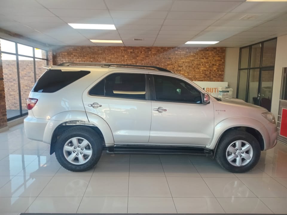 2010 TOYOTA FORTUNER 30 D4D RAISED BODY