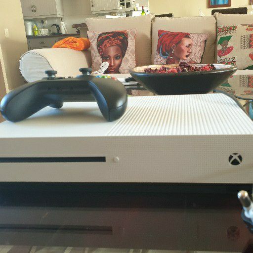 Xbox 1 S 500GB bundle with a brand new V2 Controller coming along with 5 games!!