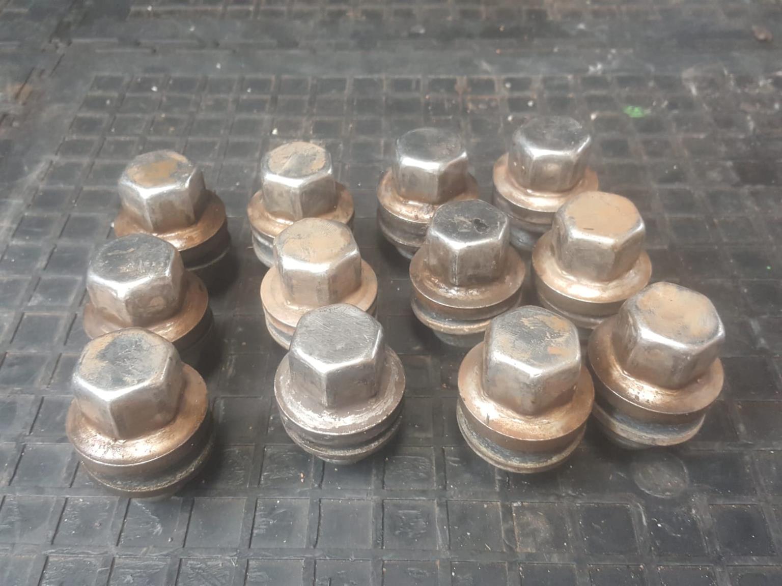 2005 Discovery 3 4.0 V6 Wheel Nuts for sale - Private Seller 2005 Discovery 3 4.0 V6 Wheel Nuts for sale - Private Seller