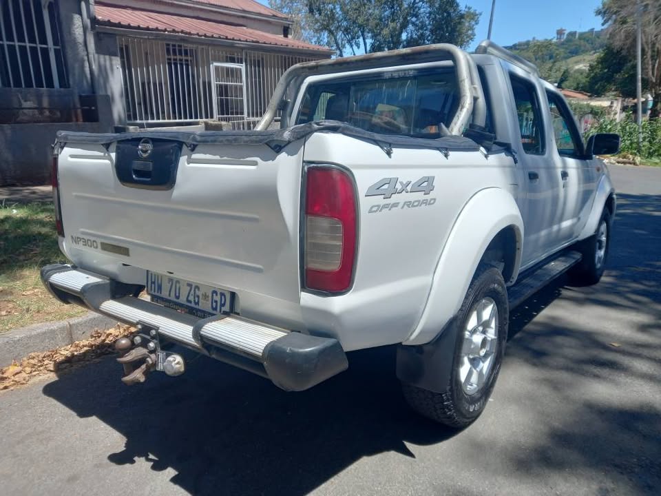 2020 NISSAN NP300 HARDBODY BAKKIE 2.5 DIESEL, MANUAL 4X4, WHITE COLOR, MILEAGE 137000KMS