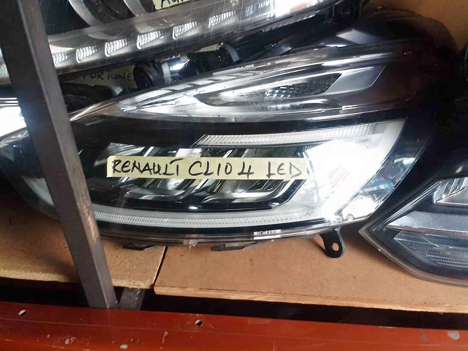 Renault Clio 4 2018-2022 LED headlight left side - Private Seller Renault Clio 4 2018-2022 LED headlight left side - Private Seller