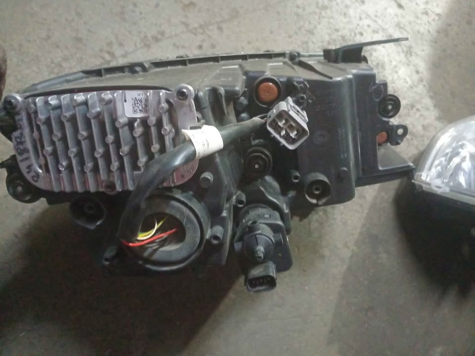 Toyota Urban Cruiser left headlight xenon - Private Seller Toyota Urban Cruiser left headlight xenon - Private Seller
