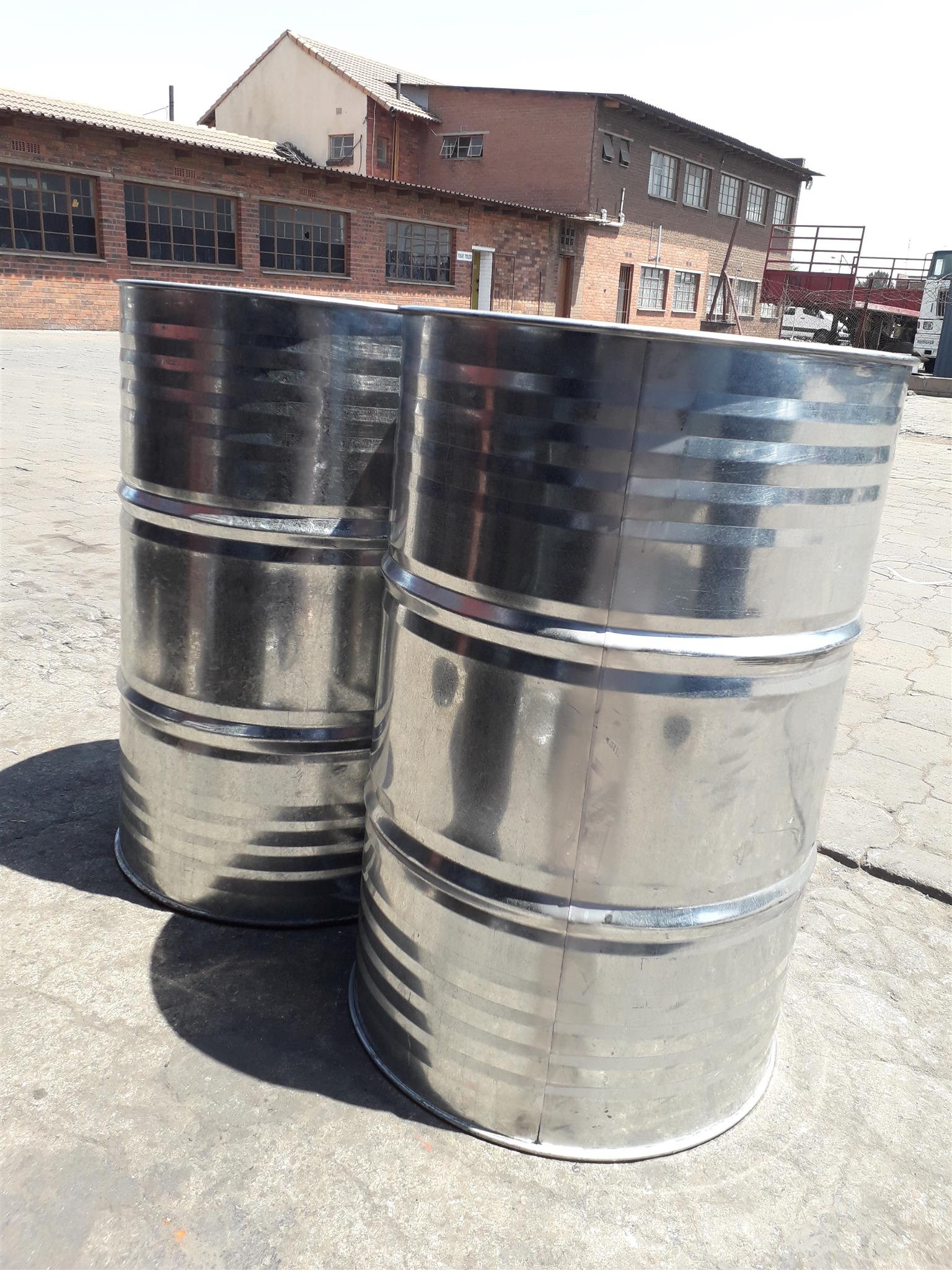 DRUMS AND FLOW BINS FOR SALES 