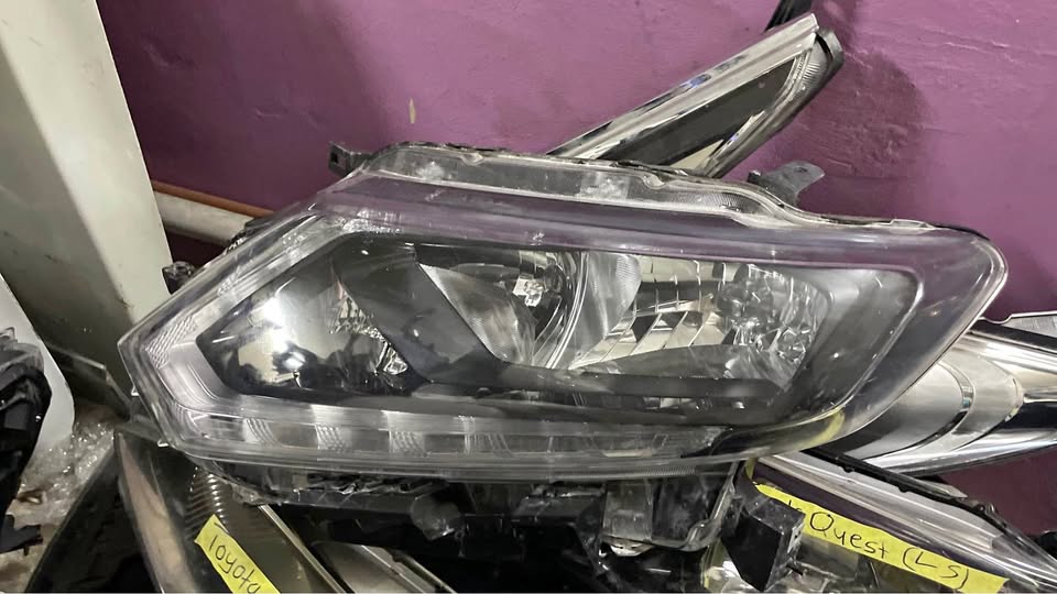 Nissan X-Trail headlight - Private Seller Nissan X-Trail headlight - Private Seller
