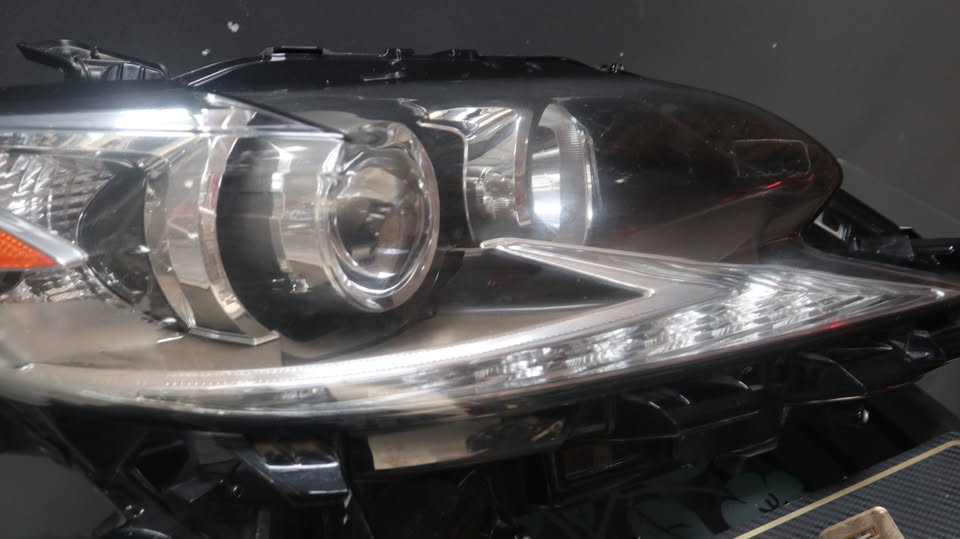 LEXUS ES250 / ES350H HEADLIGHT FRONT RIGHT - Private Seller