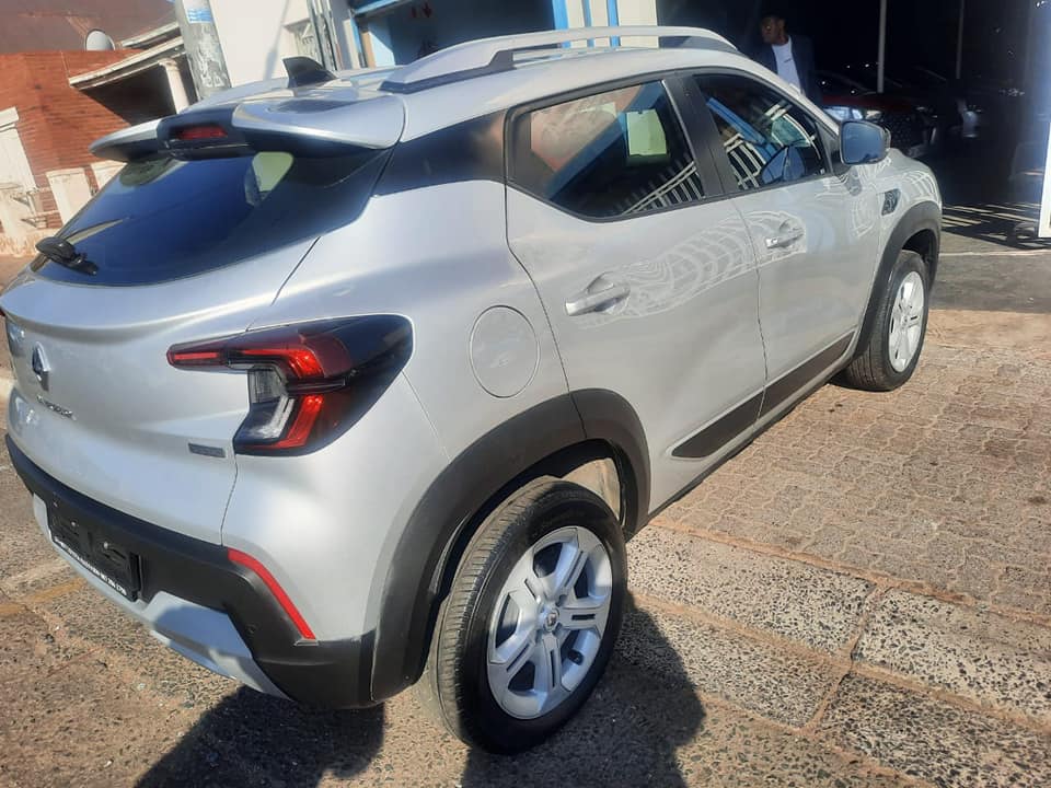 2022 Renault Kiger 1.0 Automatic with a Nice interior seat Reserves Camera and Service book