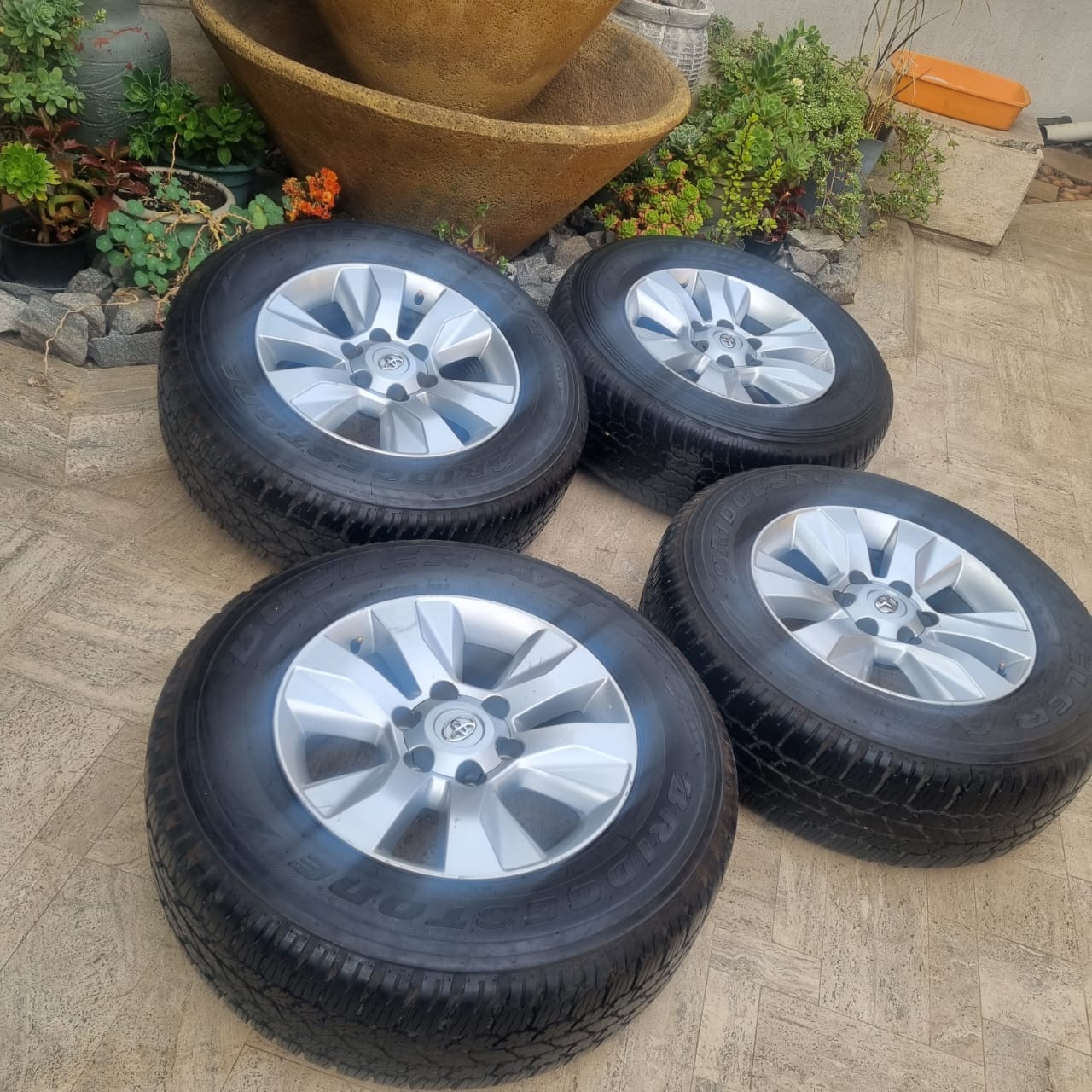 Hilux GD 6 rims tyres 17" - Private Seller Hilux GD 6 rims tyres 17" - Private Seller