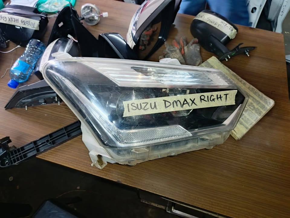 Isuzu D-Max Right Headlight - Private Seller Isuzu D-Max Right Headlight - Private Seller