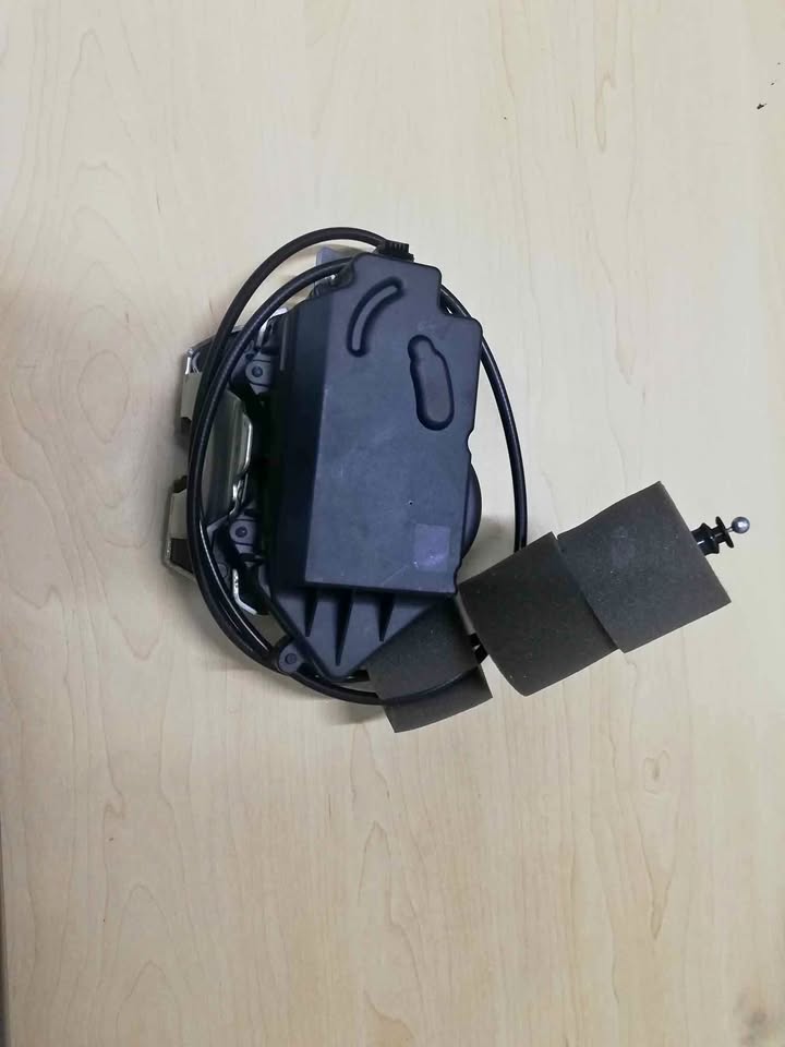 Brand New Mercedes Benz W164 boot catcher mechanism