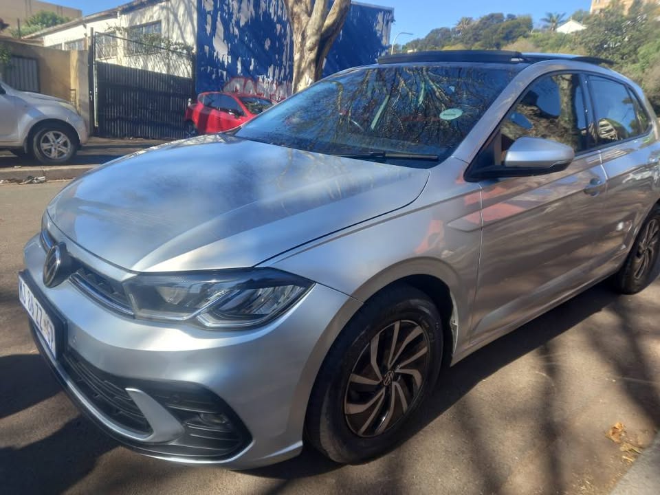 2023 VW Polo 9 Tsi 1.0 Petrol, Automatic, Silver, 29000kms, R268,000 Service book. Reverse Camera