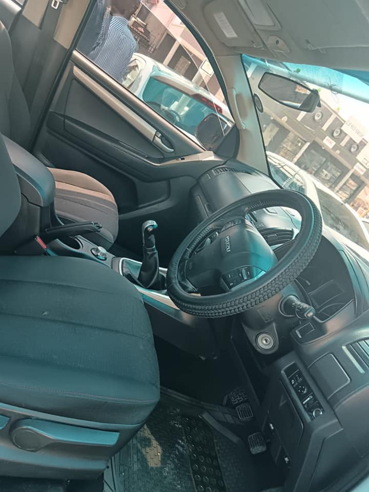 2015 ISUZU KB300 DOUBLE CAB 4X4 D-TEQ