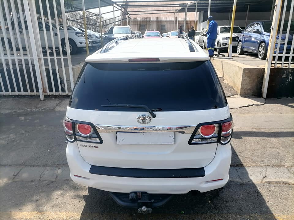 2014 Toyota Fortuner 3.0 D4D 4x2 seven seater with a leather seat Automatic