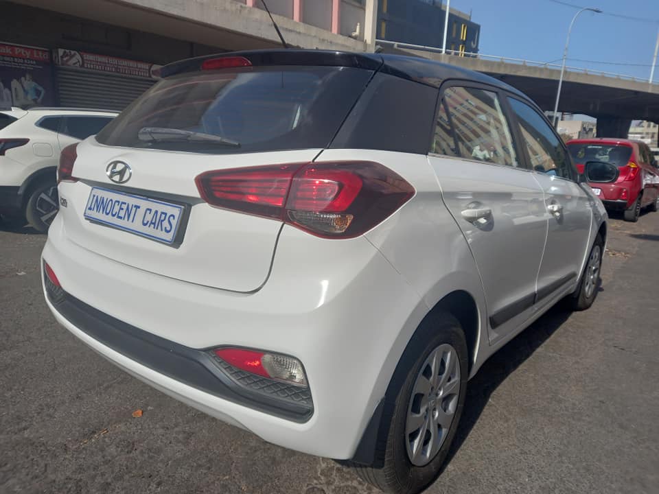 2020 HYUNDAI i20 1.2 PETROL ENGINE,  MANUAL TRANSMISSION, WHITE COLOUR, MILEAGE 66000KM