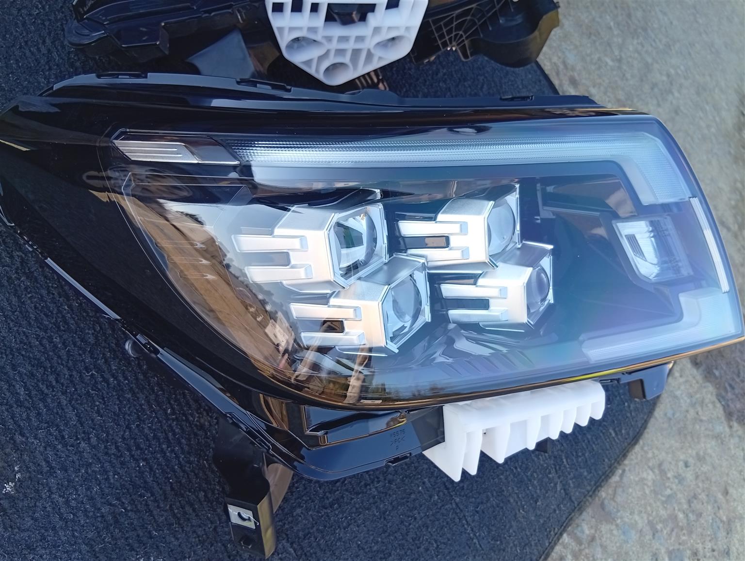 2022-2024 nissan. Navara left and right headlight