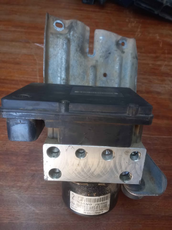 VOLVO XC90 D5 AWD ABS PUMP