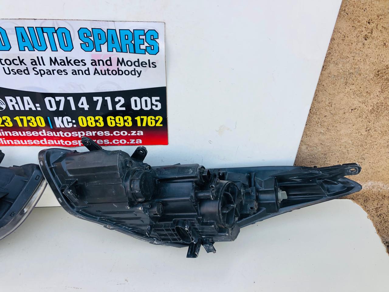 Hyundai Elentra left and right side headlights (2011-2015) - Private Seller Hyundai Elentra left and right side headlights (2011-2015) - Private Seller