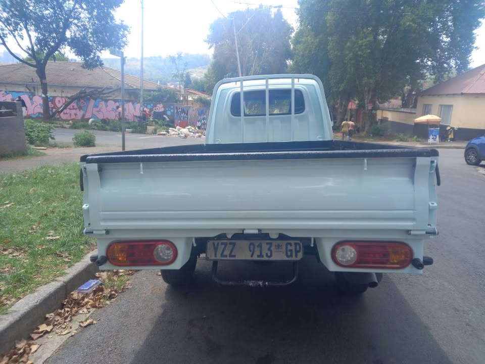 2010 HYUNDAI H100 BAKKIE 2.6 DIESEL, WHITE COLOR, MILEAGE 105000KMS