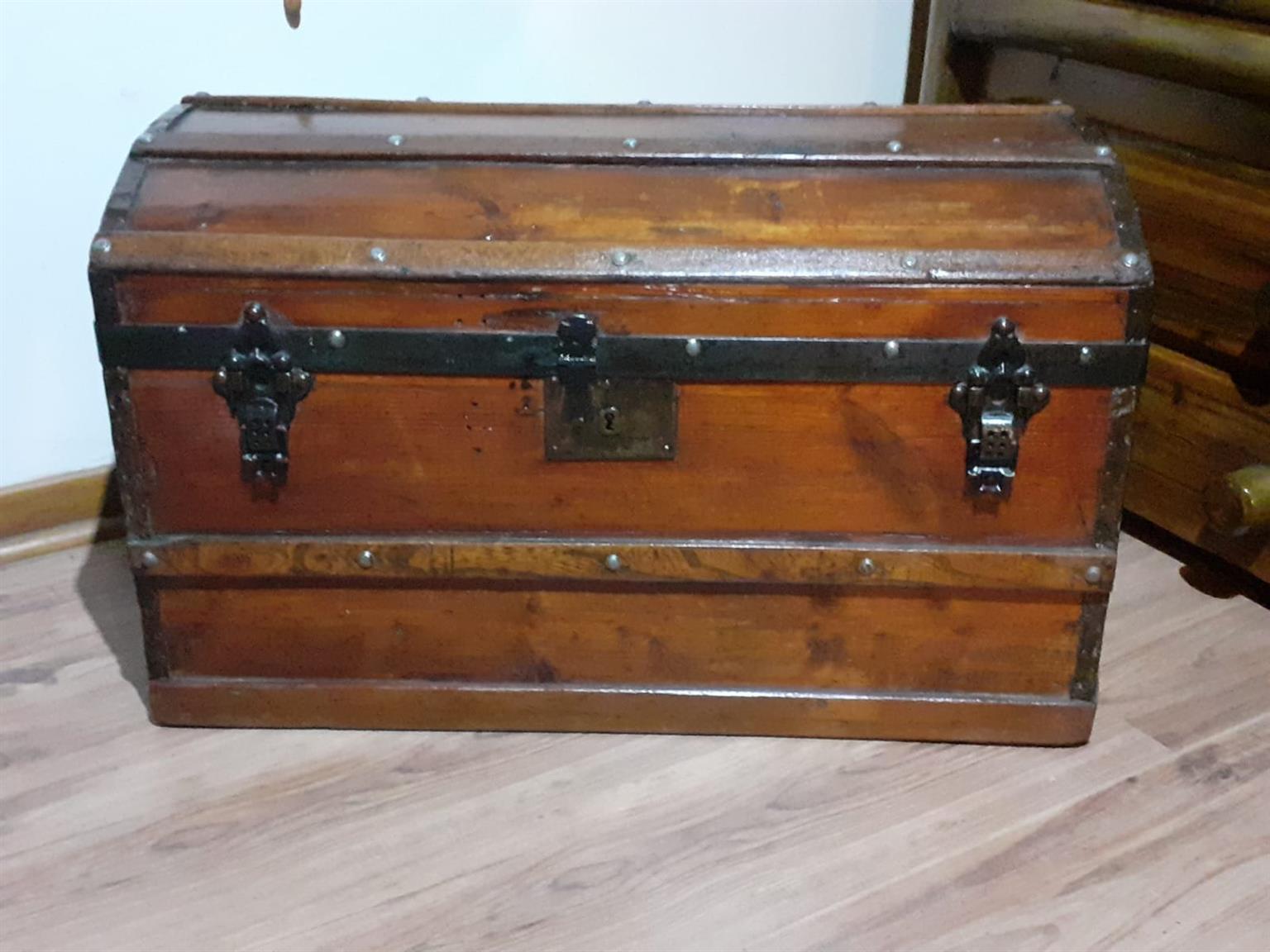 Vintage wagon chest, good condition