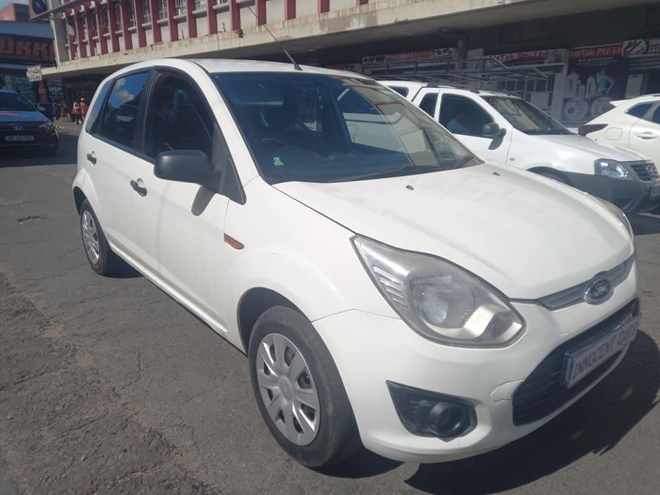 2014 FORD FIGO 1.4 PETROL MANUAL HATCHBACK, WHITE COLOR, MILEAGE 86000KM