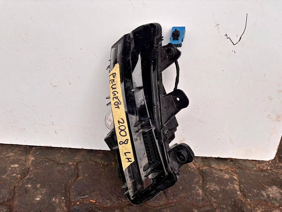 PEUGEOT 208 LEFT HAND SIDE HEADLIGHT - Private Seller PEUGEOT 208 LEFT HAND SIDE HEADLIGHT - Private Seller