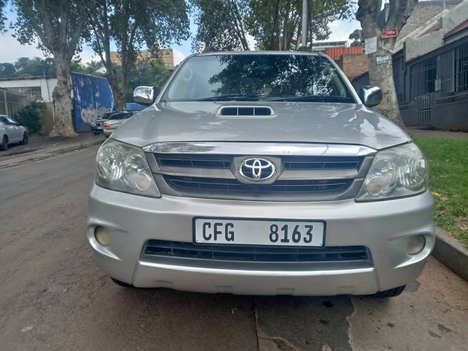 2008 Toyota Fortuner 3.0 D4D Diesel, Manual, Silver, 99000kms. Leather seats