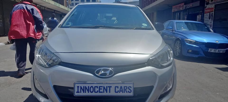 2013 HYUNDAI i20 1.4 PETROL, MANUAL, SILVER COLOUR, MILEAGE