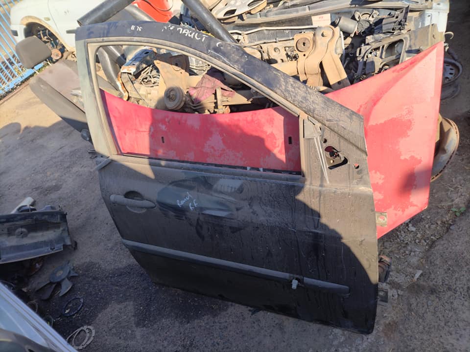 Renault senic 2 right front door Call or WhatsApp me - Private Seller Renault senic 2 right front door Call or WhatsApp me - Private Seller