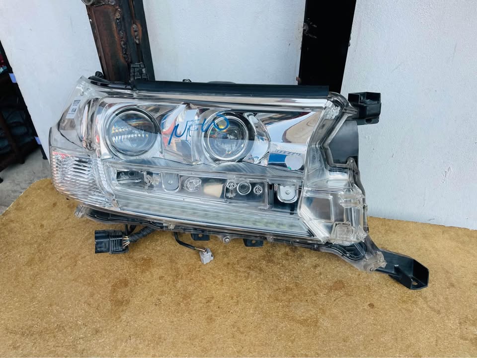Toyota LandCruiser Prado 200 series headlights - Private Seller Toyota LandCruiser Prado 200 series headlights - Private Seller