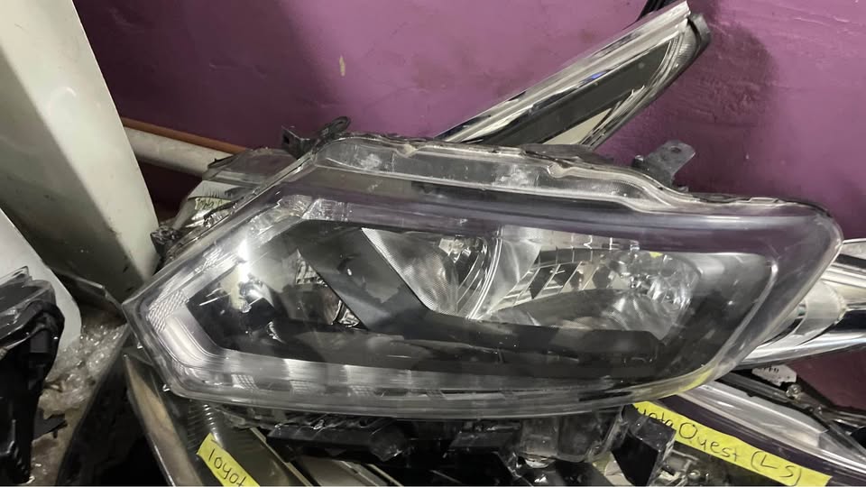 Nissan X-Trail headlight - Private Seller Nissan X-Trail headlight - Private Seller
