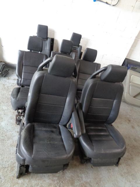 Discovery 3 Cream & Black seats - Private Seller