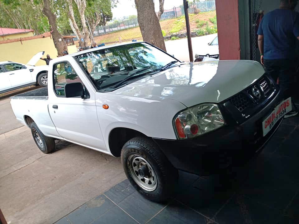 2017 Nissan NP300 2.0 Petrol, Manual, White, Sparekey 107000km