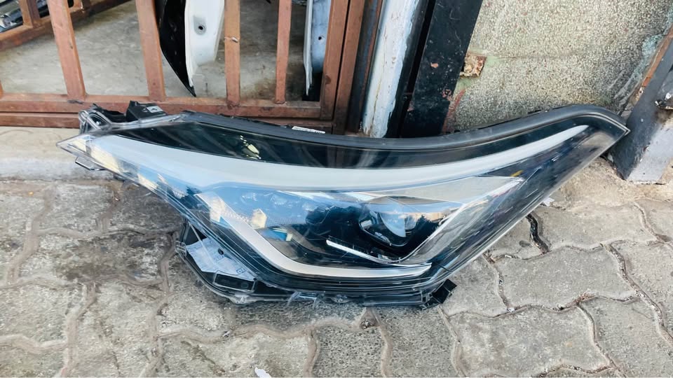 Toyota C-HR Headlight - Private Seller Toyota C-HR Headlight - Private Seller