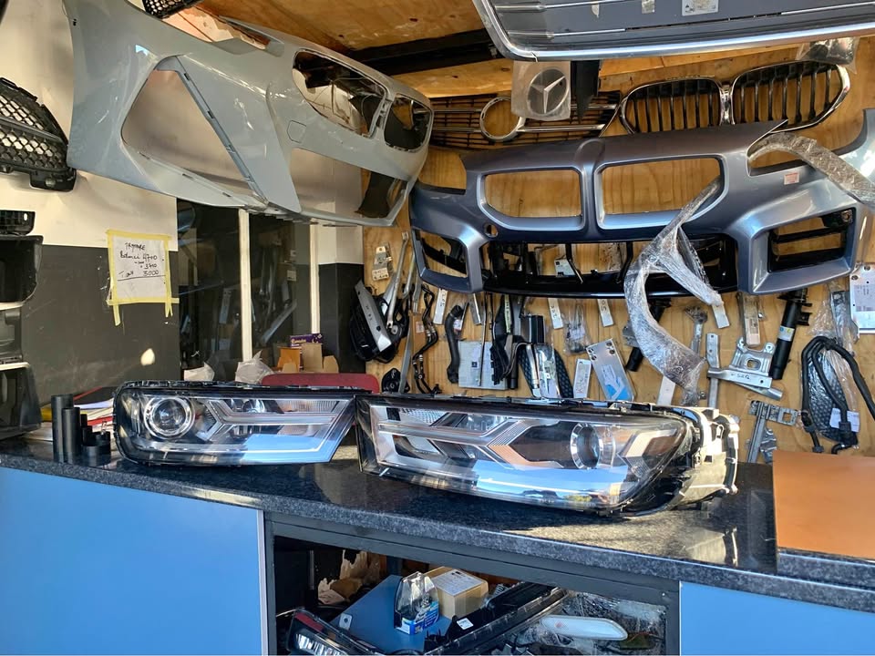 Audi Q7 headlights left and right - Private Seller Audi Q7 headlights left and right - Private Seller