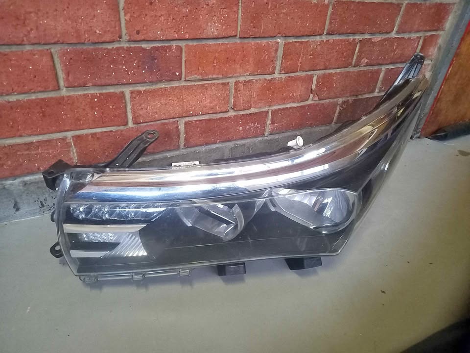 TOYOTA COROLLA PRESTIGE HEADLIGHT LEFT SIDE - Private Seller TOYOTA COROLLA PRESTIGE HEADLIGHT LEFT SIDE - Private Seller