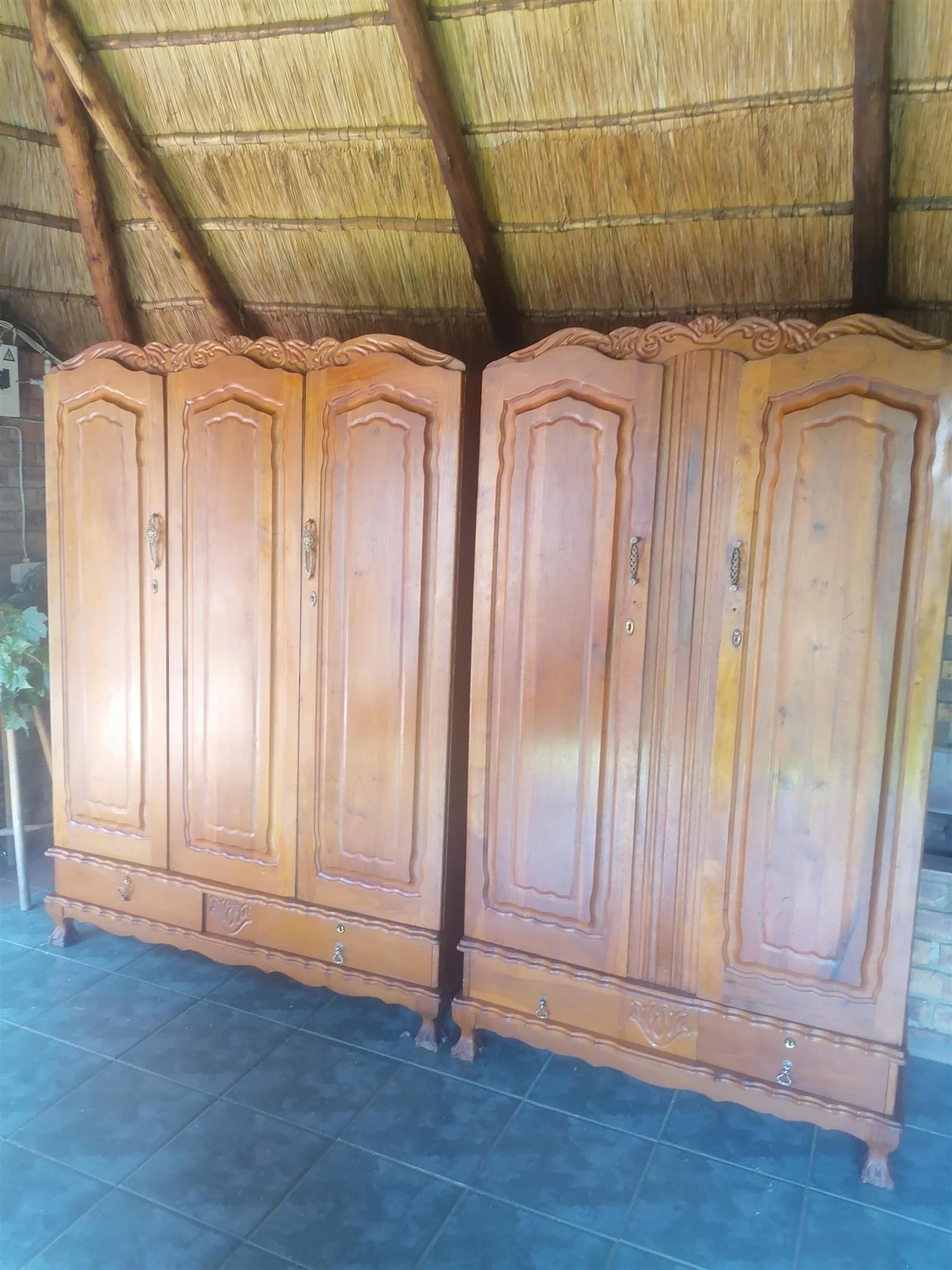 Yellow Wood Bedroom suite (2x Wardrobes & Headbord & Dressing table) Yellow Wood Bedroom suite (2x Wardrobes & Headbord & Dressing table)