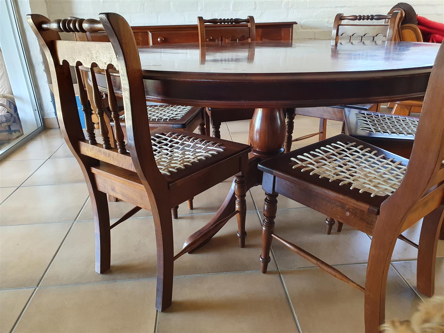 Dining room table (round) Side board. 6x chairs. Solid Valueable Wood.