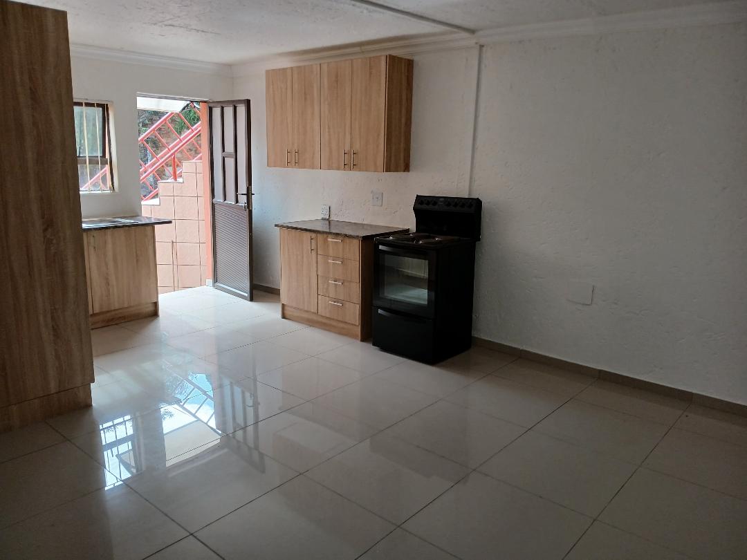 Ridgeway. Johannesburg South, 3 Bedroom Cottage with Open plan for rent
