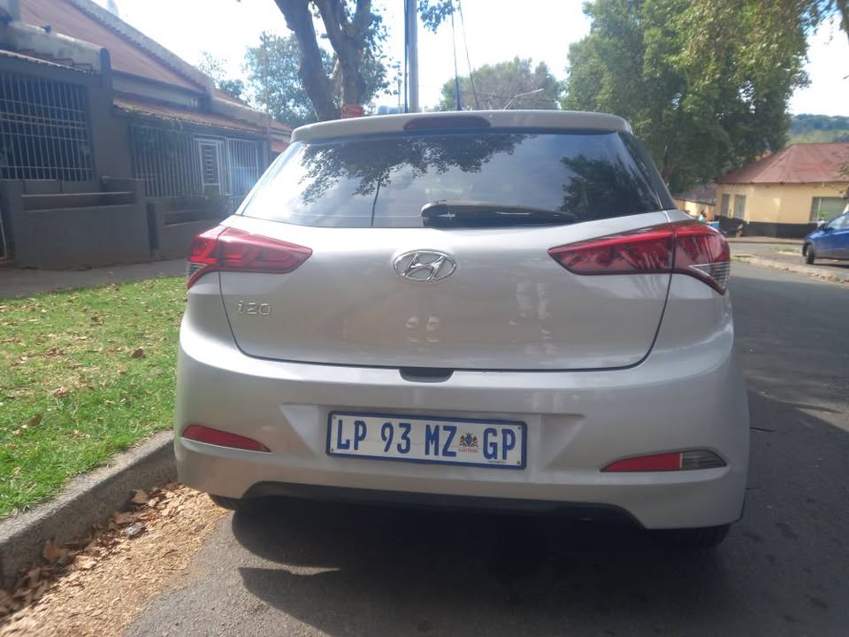 2018 Hyundai i20 Hatchback 1.2 Petrol, Automatic Transmission Color Silver Mileage 104000kms,