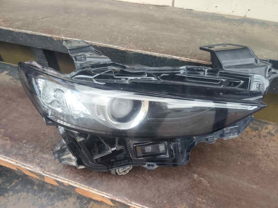 Mazda 3 right headlight 2020 - Private Seller Mazda 3 right headlight 2020 - Private Seller